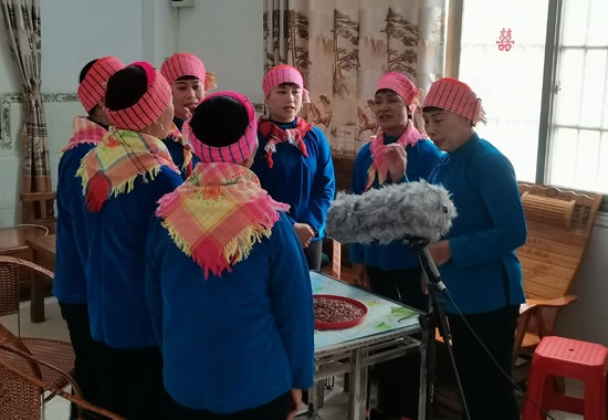 國家級(jí)非物質(zhì)文化遺產(chǎn)項(xiàng)目“蝴蝶歌”傳承人歐玉梅即興創(chuàng)作并指導(dǎo)隊(duì)員們演唱蝴蝶歌