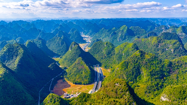 巴羌高速在喀斯特峰叢間蜿蜒穿行。