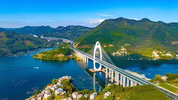 碧波之上，橋越山河。巴羌高速巖灘水庫(kù)特大橋氣勢(shì)磅礴。