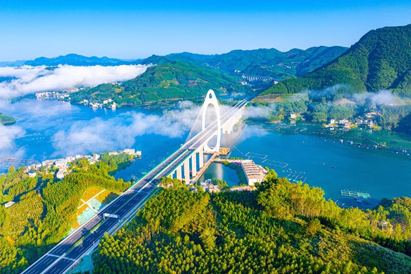 云霧繚繞中，巴羌高速巖灘水庫(kù)特大橋宛如仙境。