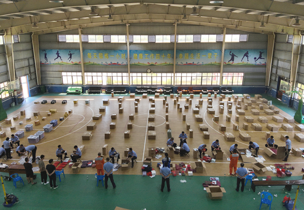 民警清點(diǎn)偽假證件現(xiàn)場。防城港邊境管理支隊供圖