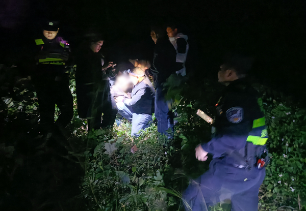 防城港邊境管理支隊利用無人機(jī)找到走失山林的老人。 劉榮蘭攝