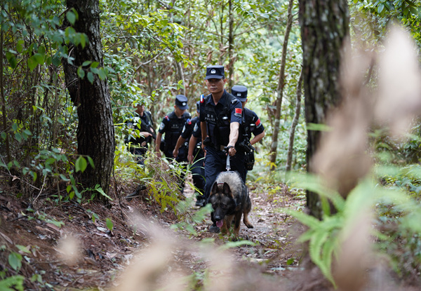 防城港邊境管理支隊組織警力在邊境一線開展巡邏。付浩攝