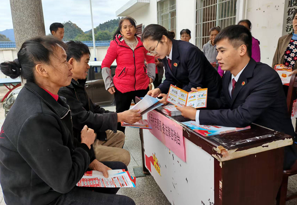 檢察干警在村委開展法治宣傳。孫利歲攝