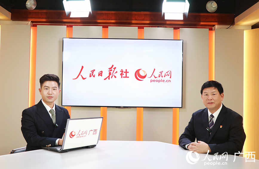 廣西現(xiàn)代職業(yè)技術(shù)學(xué)院黨委書記韋偉松接受專訪。人民網(wǎng)記者 譚江波攝