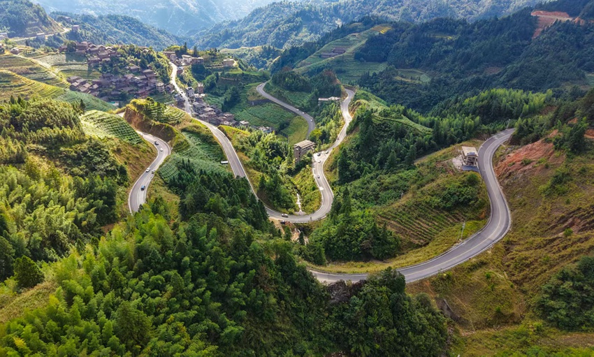 龍脊蜿蜒盤旋的瀝青路串起各個特色村落。