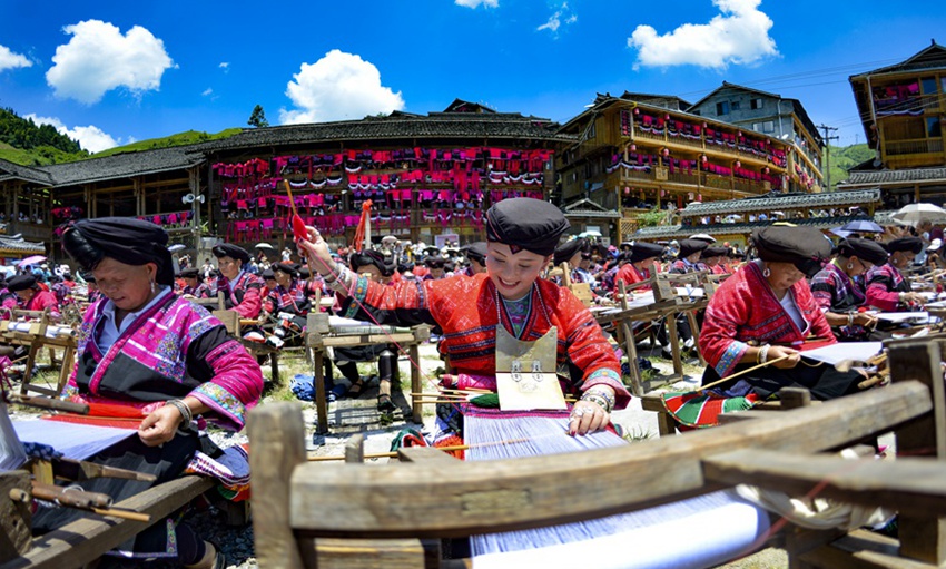 龍脊大寨開展的特色曬衣節(jié)活動。龍勝各族自治縣交通局供圖