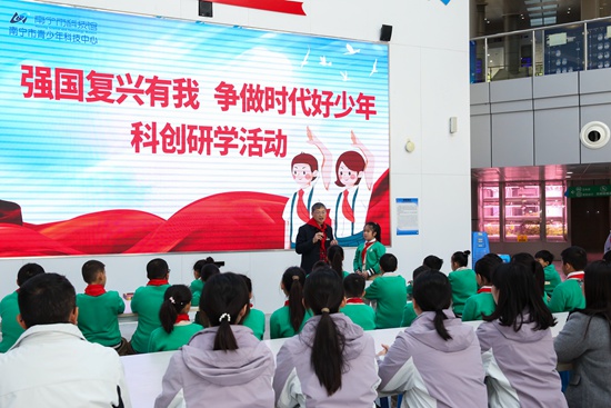 蒙科祺與各民族少先隊(duì)員進(jìn)行“科創(chuàng)對(duì)話”，面對(duì)面交流科學(xué)夢(mèng)想。王靖山攝