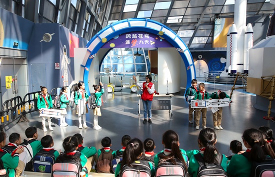 少先隊(duì)員們分組協(xié)作，生動(dòng)模擬火箭發(fā)射任務(wù)，體驗(yàn)團(tuán)隊(duì)配合。王靖山攝