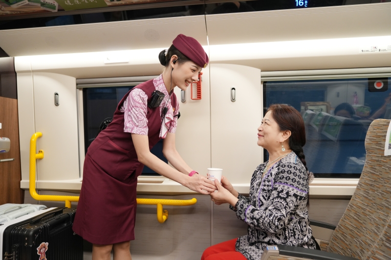 蔣艷紅為旅客提供服務(wù)。中國鐵路南寧局集團有限公司供圖