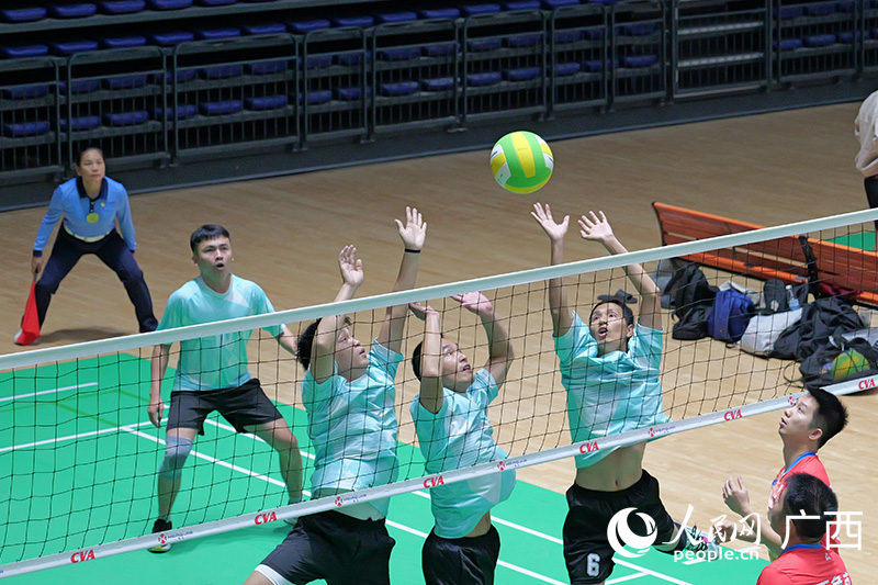 比賽激烈。人民網(wǎng) 梁章暉攝