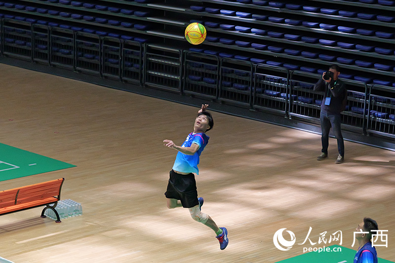 運動員扣殺瞬間。人民網(wǎng) 梁章暉攝