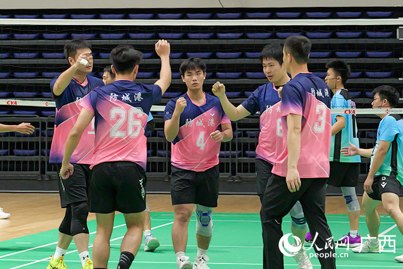 運動員進球后慶祝。人民網(wǎng) 梁章暉攝