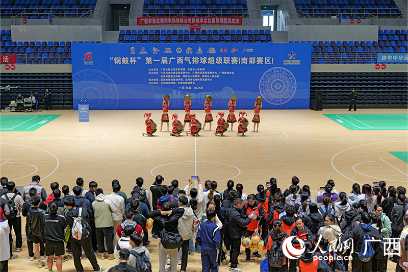 《銅鼓舞》表演。人民網(wǎng) 梁章暉攝