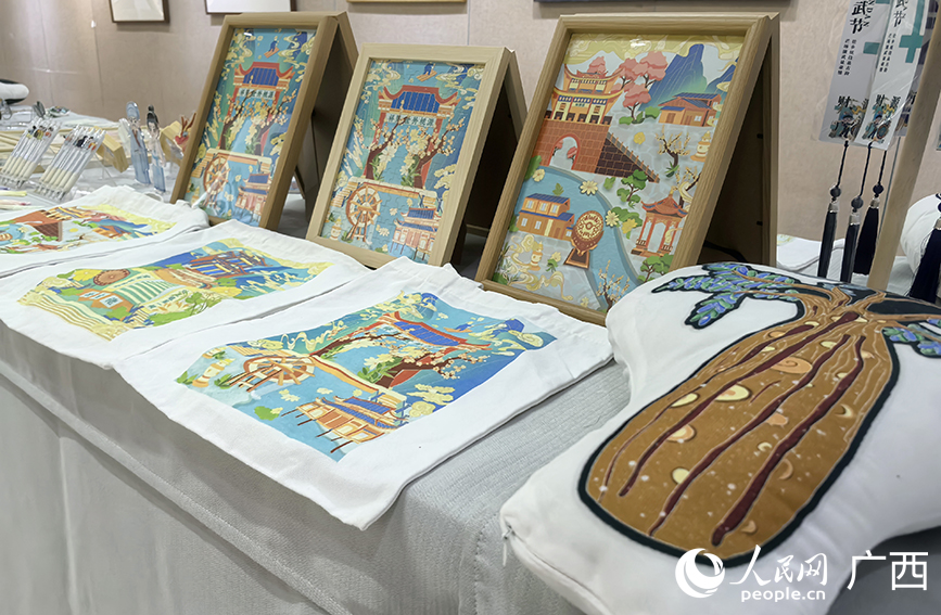 學(xué)生參與設(shè)計的文創(chuàng)作品。人民網(wǎng) 付華周攝