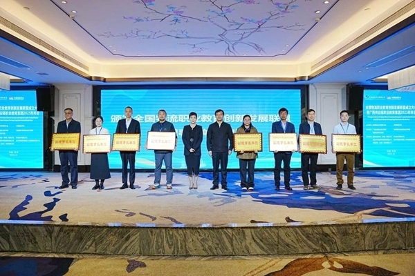 授牌儀式現(xiàn)場(chǎng)。廣西物流職業(yè)技術(shù)學(xué)院供圖