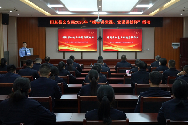 田東縣公安局平馬派出所民警羅啟明圍繞守護(hù)平安談責(zé)任。田東縣委組織部供圖