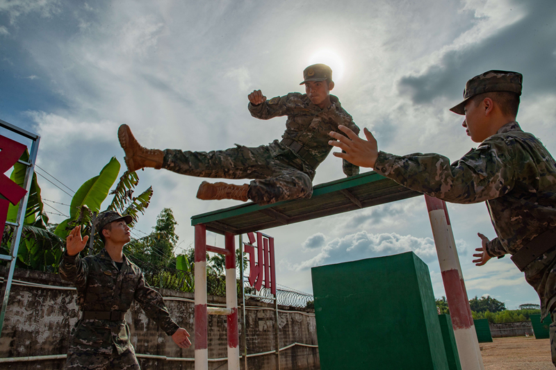官兵進(jìn)行通用400米障礙訓(xùn)練。趙天鈺攝
