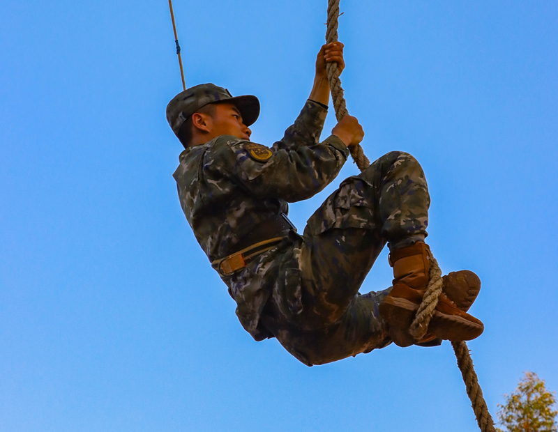 官兵進(jìn)行抓繩上訓(xùn)練。趙天鈺攝