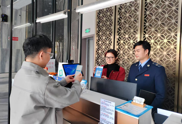 顧客在永?？h鑫亞垛酒店使用“支付即開票”功能。蒙玉秀攝