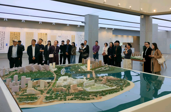 參會代表調(diào)研阿薩卡網(wǎng)紅城市綜合體