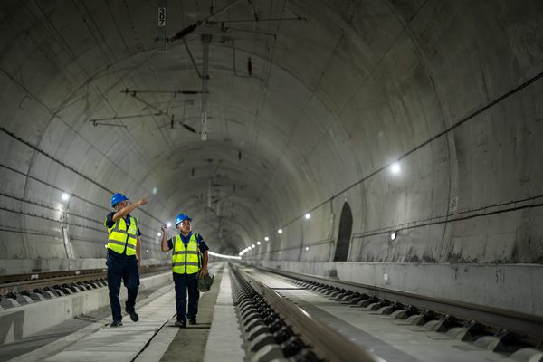 中國電信技術(shù)人員在隧道內(nèi)巡檢