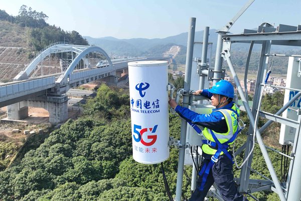 玉林分公司技術(shù)人員在興業(yè)縣龍安鎮(zhèn)楊前村沙地坡基站建設(shè)施工中。