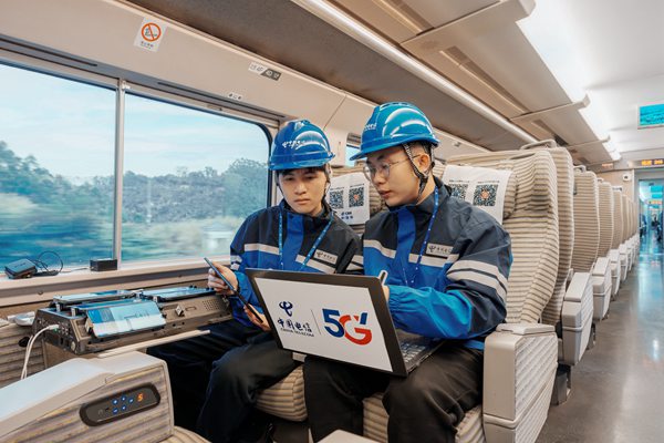 中國電信無線網(wǎng)絡(luò)工程師在廣（州）南（寧）高鐵上實(shí)測信號情況。廣西電信供圖
