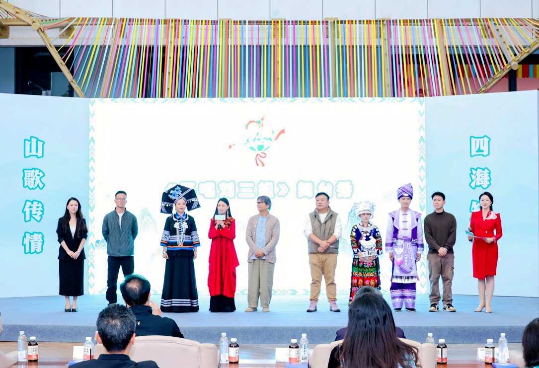 舞臺(tái)秀《再唱?jiǎng)⑷恪分鲃?chuàng)團(tuán)隊(duì)集體亮相。主辦方供圖