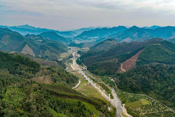 黃百鐵路全線最長(zhǎng)大橋—連篆1號(hào)特大橋航拍。秦塬棋攝