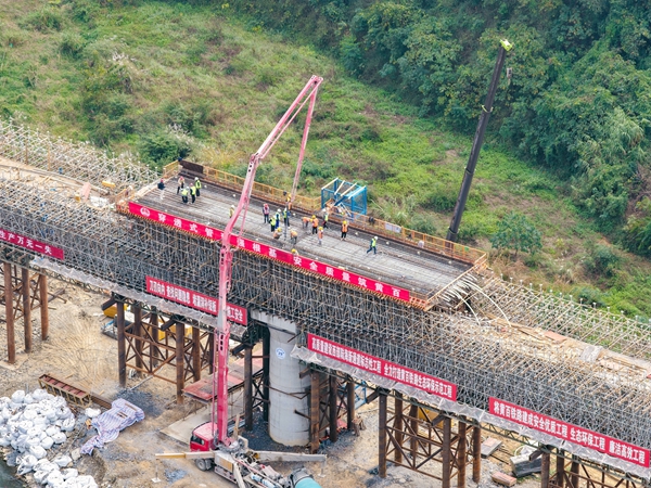 連篆1號特大橋連續(xù)梁澆筑航拍。秦塬棋攝