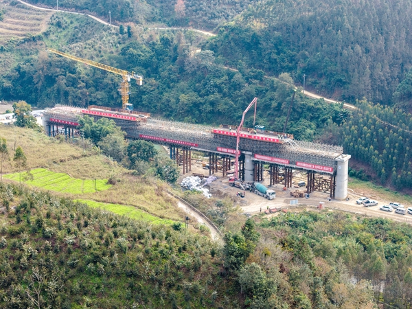 連篆1號(hào)特大橋連續(xù)梁澆筑現(xiàn)場(chǎng)航拍。秦塬棋攝