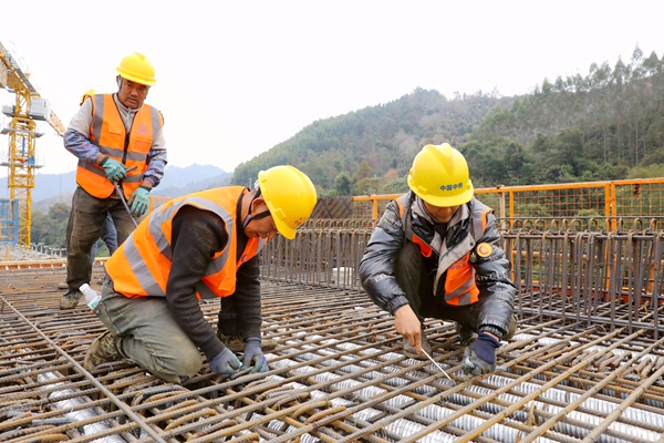 施工人員正在對(duì)連篆1號(hào)特大橋連續(xù)梁進(jìn)行鋼筋綁扎作業(yè)。莫小斌攝