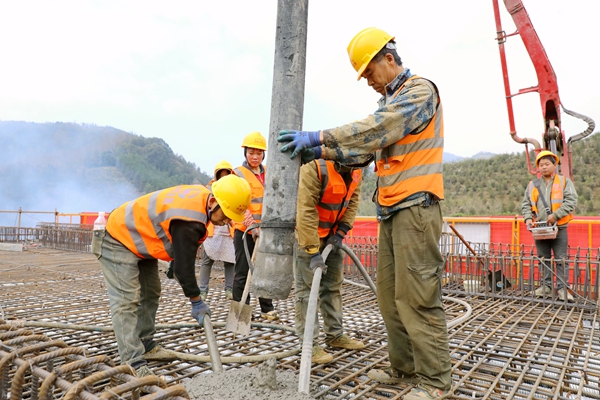施工人員正在對(duì)連篆1號(hào)特大橋連續(xù)梁進(jìn)行澆筑。莫小斌攝