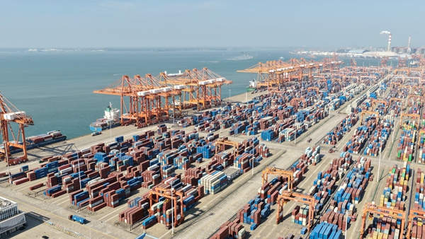 繁忙的廣西北部灣港欽州自動(dòng)化碼頭，成千上萬(wàn)集裝箱有序堆疊擺放。何家海攝