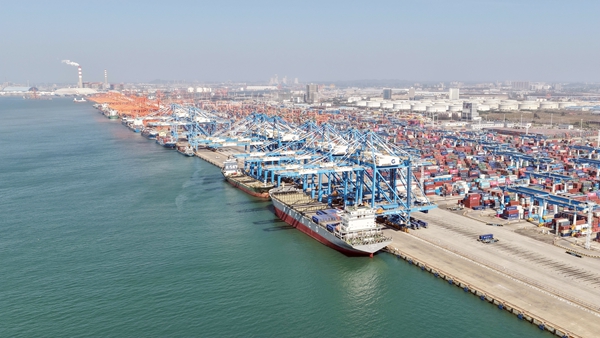 廣西北部灣港欽州自動化集裝箱作碼頭，貨輪正吊裝集裝箱貨物。陳磊攝