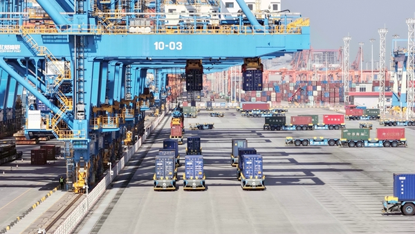 廣西北部灣港欽州自動(dòng)化集裝箱作碼頭作業(yè)區(qū)內(nèi)，無人駕駛運(yùn)輸車繁忙穿梭運(yùn)送集裝箱貨物。何家海攝