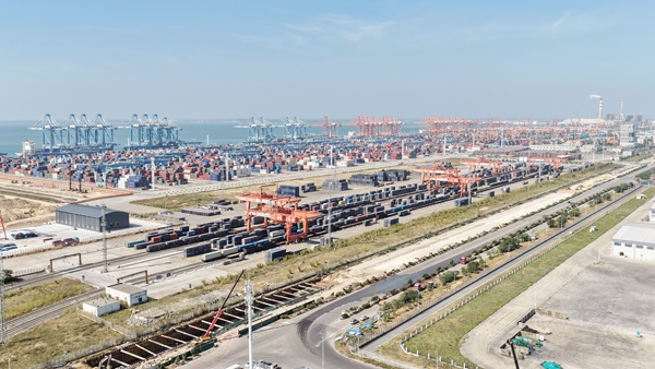 廣西欽州鐵路集裝箱中心站內(nèi)，自動(dòng)化龍門(mén)吊緊張有序作業(yè)。陳磊攝