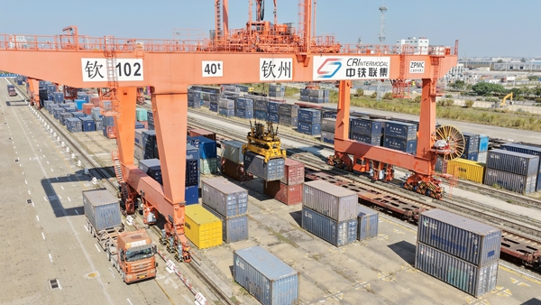 廣西欽州鐵路集裝箱中心站內(nèi)，自動化龍門吊在吊裝汽運集裝箱貨物。陳磊攝
