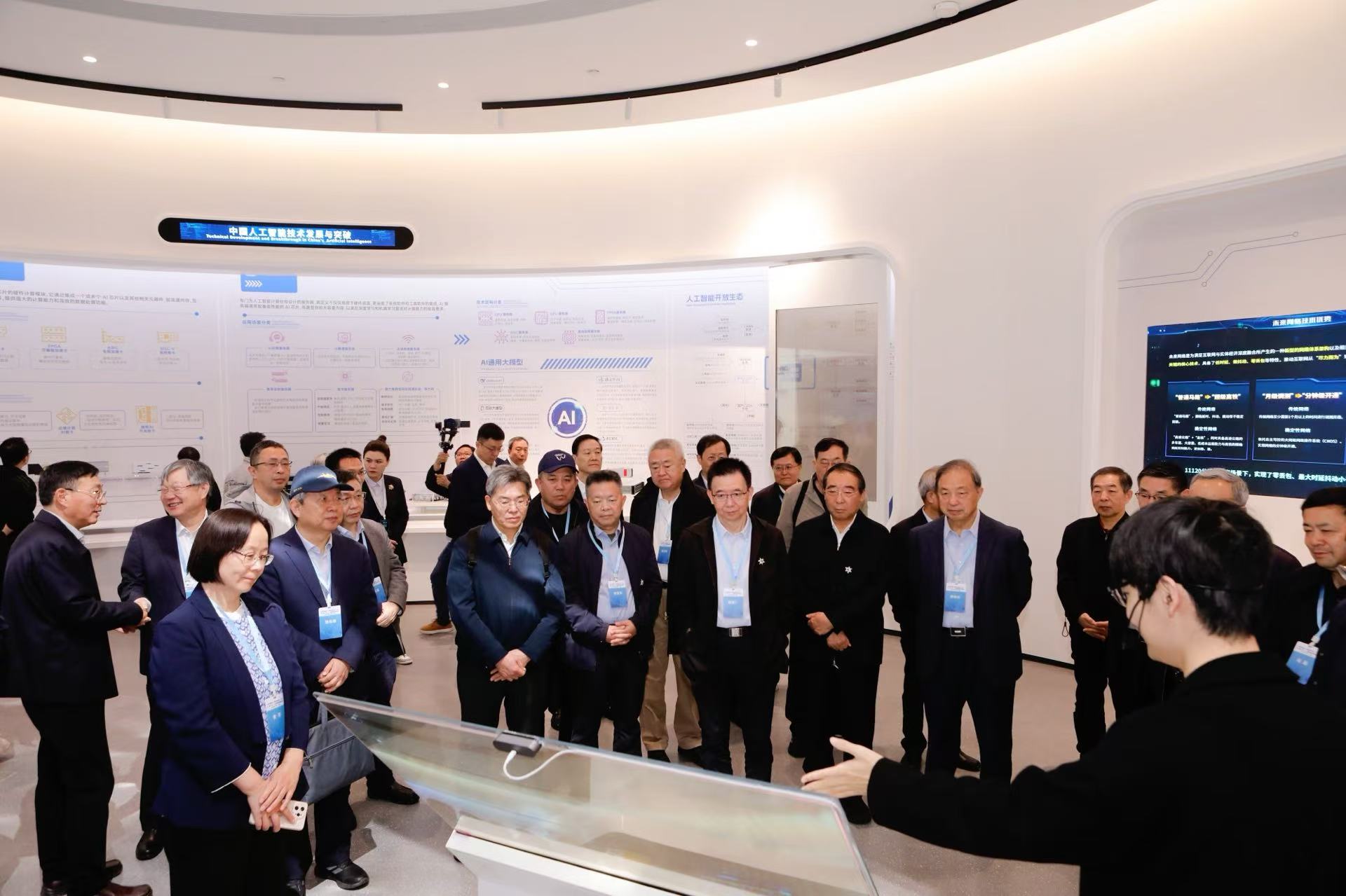 院士專家及團(tuán)隊(duì)進(jìn)行考察。自治區(qū)科協(xié)供圖