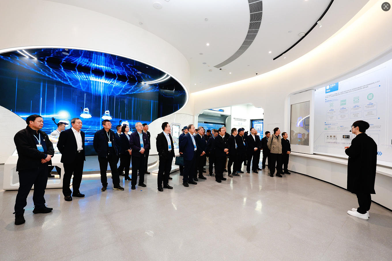 院士專家及團(tuán)隊(duì)進(jìn)行考察。自治區(qū)科協(xié)供圖