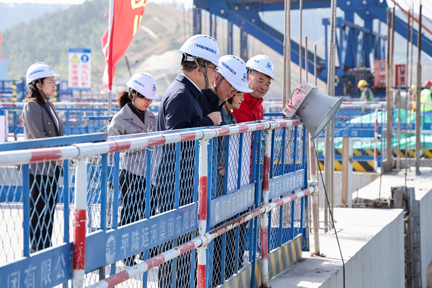 聯(lián)建單位代表在平陸運(yùn)河馬道樞紐下閘首邊墩調(diào)研項(xiàng)目施工情況