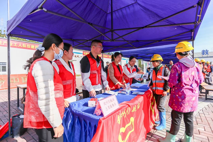 黨員志愿者開展平安工地等宣傳