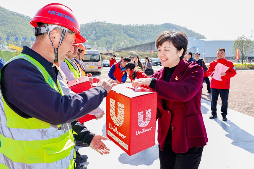 向平陸運(yùn)河一線建設(shè)者送慰問品活動現(xiàn)場