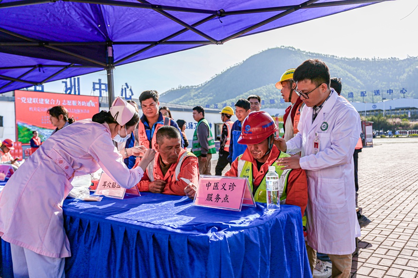 黨員志愿者提供中醫(yī)義診服務(wù)