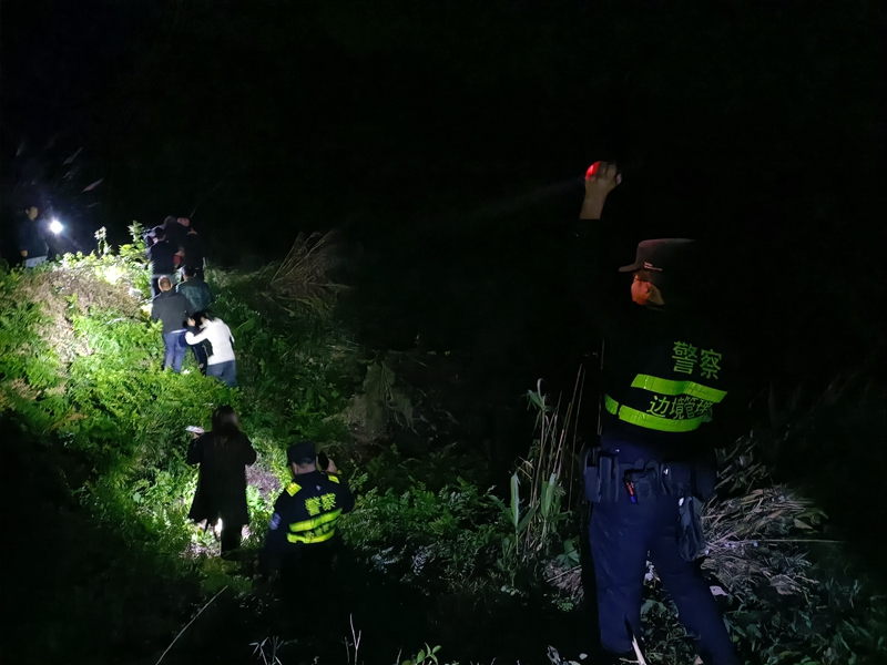 救援人員帶老人回家。防城港邊境管理支隊(duì)供圖