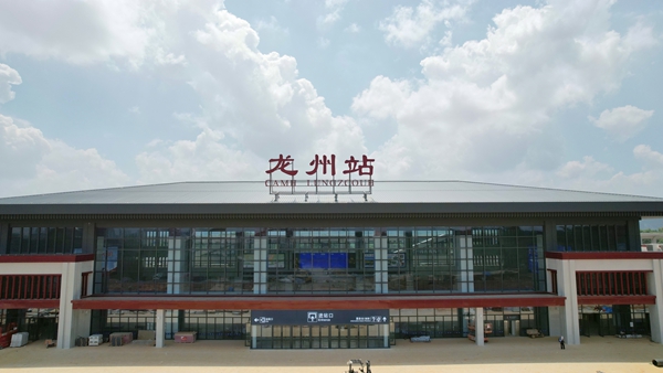 建設(shè)中的龍州站。李伊 攝.jpg