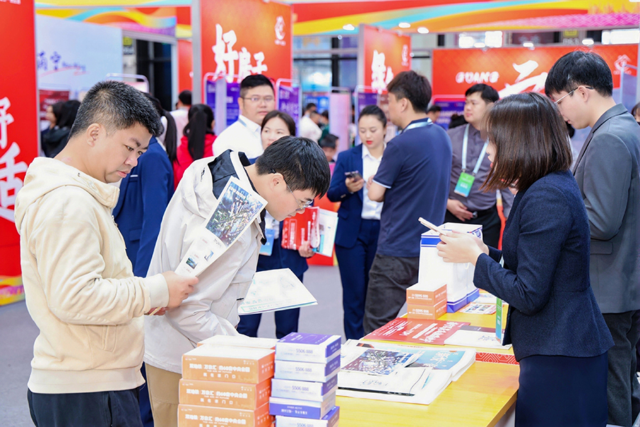 現(xiàn)場人頭攢動，政策與好房的魅力讓冬日里的住房消費市場熱意蒸騰。劉文華攝