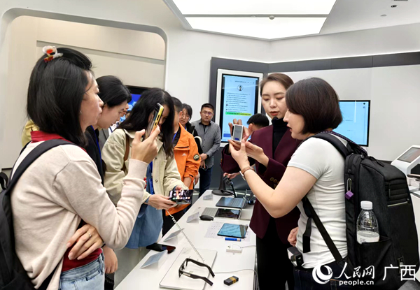 媒體記者在體驗前沿技術。人民網(wǎng)記者 陳燕攝