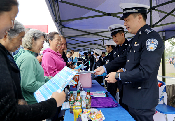 宣傳交通安全知識(shí)。主辦方供圖